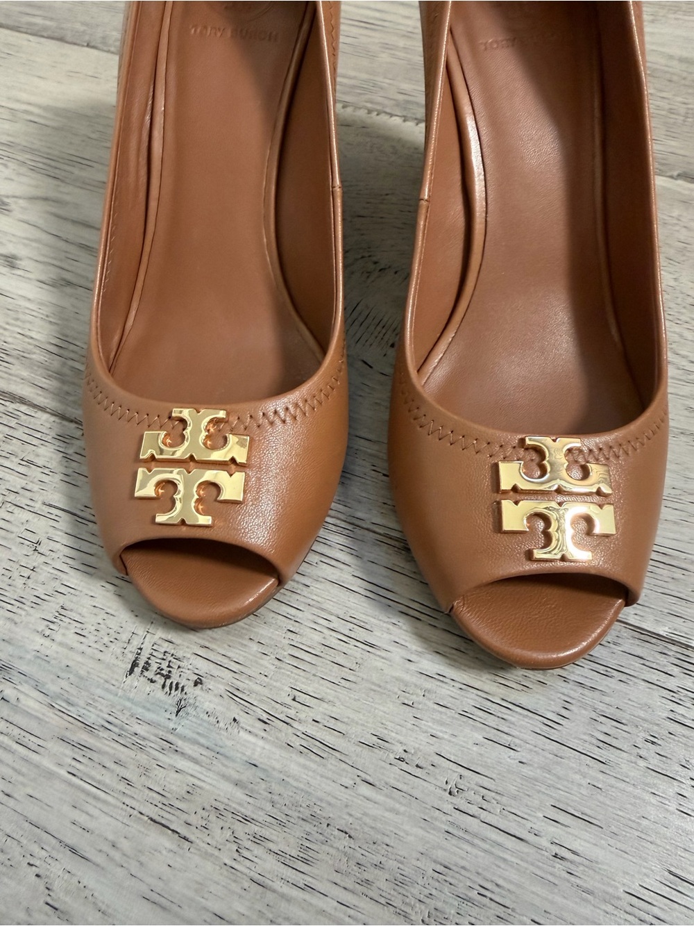 Tory Burch Laura 85 mm Royal Tan Open-Toe wedge Heels with Gold Logo 6.5 - Picture 3 of 13